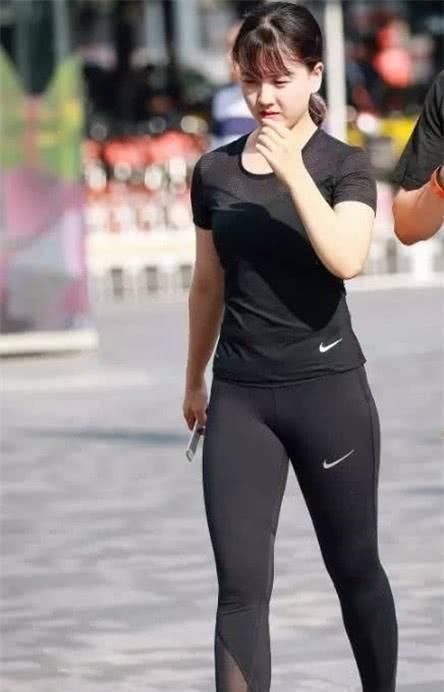 街拍美女穿紧身运动裤的性感小姐姐,身材优美