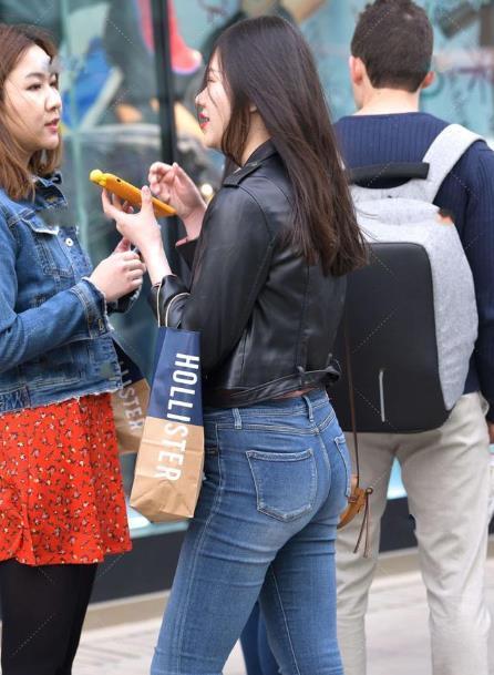 慵懒|黑色皮衣搭配牛仔裤,和藕粉色上衣组合,帅气中带有温柔