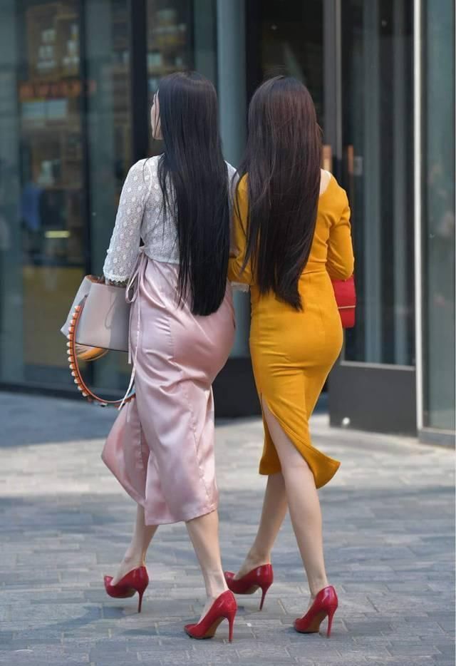 街拍美女小姐姐的真丝裙配蕾丝开衫,为美丽增添色彩