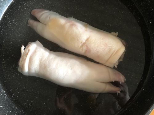 给猪蹄去腥,有人用姜有人用料酒,告诉你正确方法,做完太香了