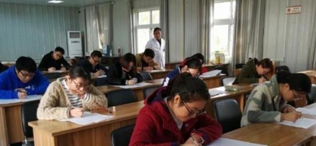 高中生!高中生独创“楔形”字体火了,没有一笔是拐弯,老师看后浑身不适