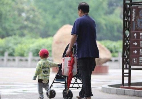 孩子|奶奶给孙子冲奶粉,妈妈却从监控中发现恶心一幕:奶瓶被舔了又舔