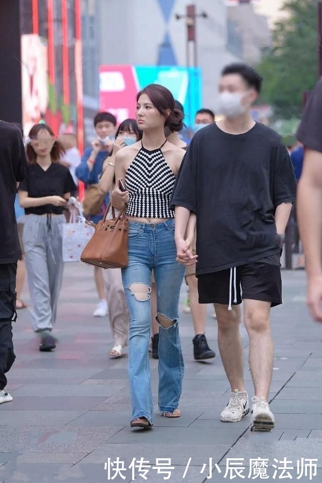 路人街拍,小姐姐一头齐肩的短发,显得特别的有魅力