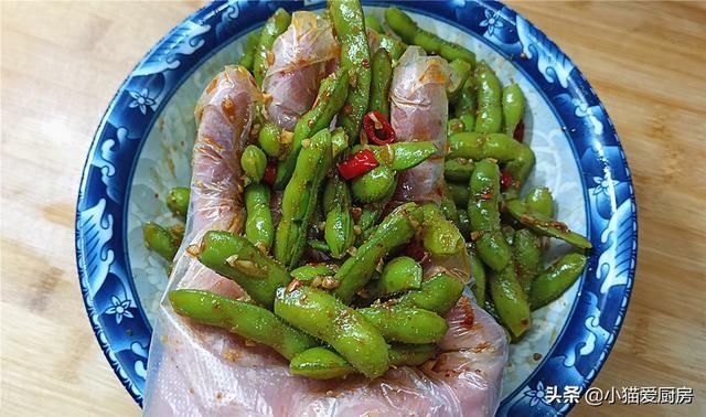 小猫|凉拌毛豆是夏日里不错的小吃，教你正确做法，翠绿好看，鲜嫩入味