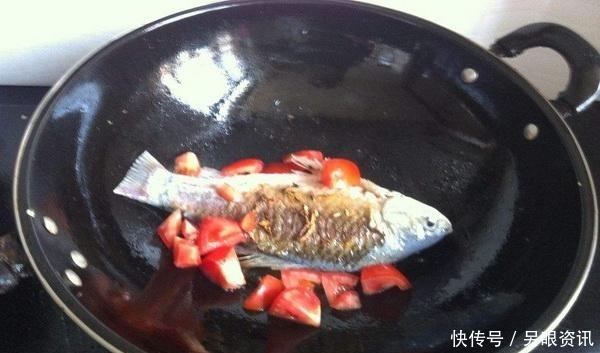 加热|做鲫鱼汤,到底加热水还是冷厨师说好多人都错了,难怪汤不白