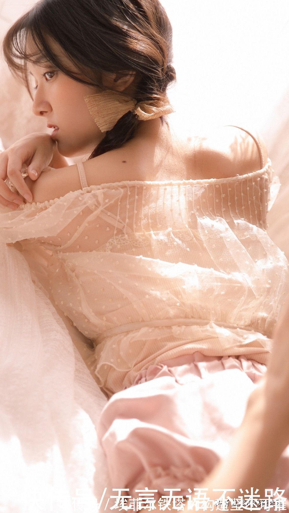 一字肩 甜美少女身穿一字肩蕾丝吊带搭配粉色系短裤,谁看了会不心动呢?