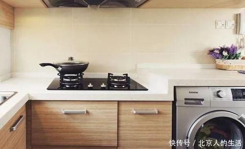 阳台上|洗衣机放厨房、阳台、卫生间哪个地方好,看完才知道放这里好