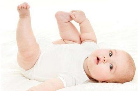 会翻身|三翻六坐八爬。宝宝三个月还不会翻是什么原因这样训练就好啦