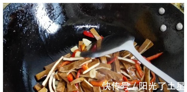 下饭|家里实在是太穷了，一看冰箱还有韭菜和干豆腐，简单一做，很下饭！