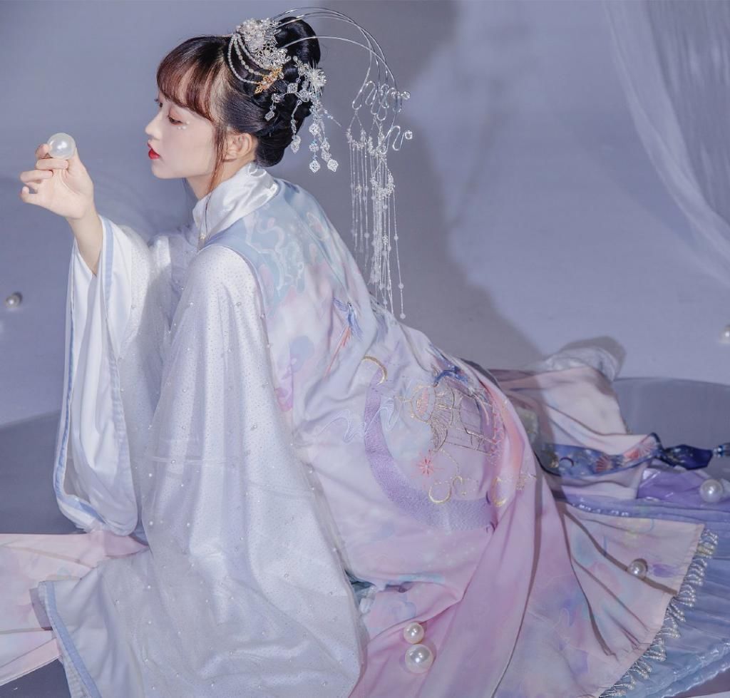 月宫|被这款“月宫仙子”汉服美到了,仙气又梦幻,可惜穿上身很廉价