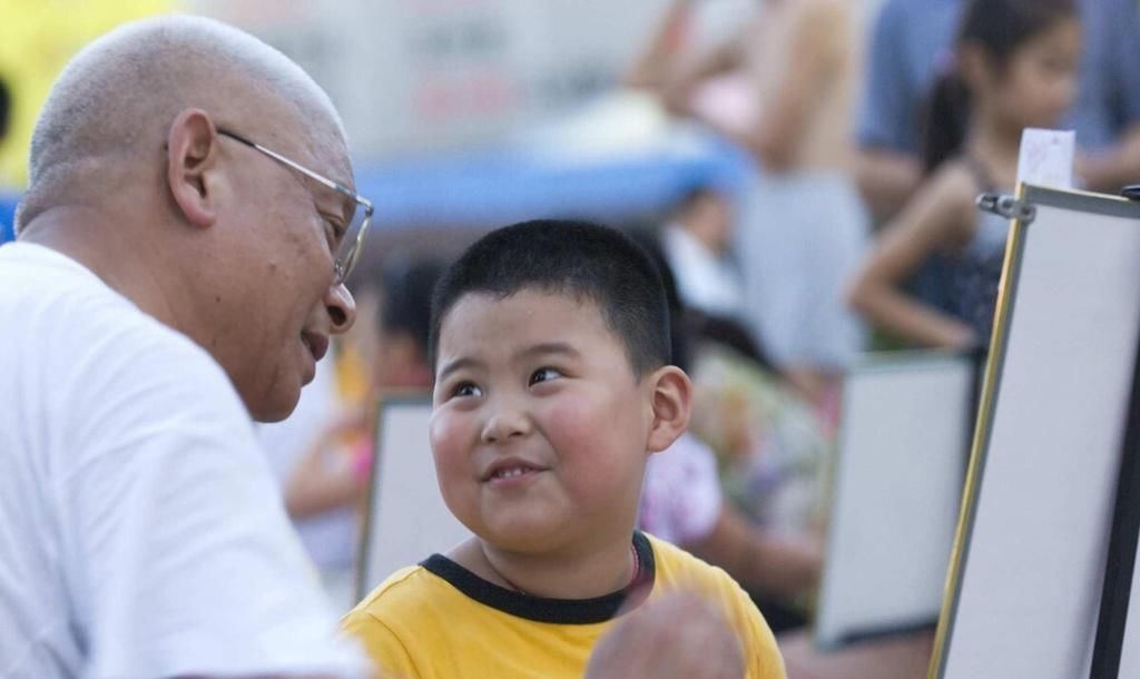 外孙|“新型啃老”正在啃掉父母的棺材本,父母毫无察觉,反夸孩子孝顺