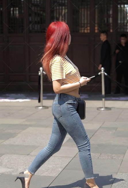 短款条纹图案上衣，搭配简单牛仔裤，塑造轻松减龄的休闲穿搭