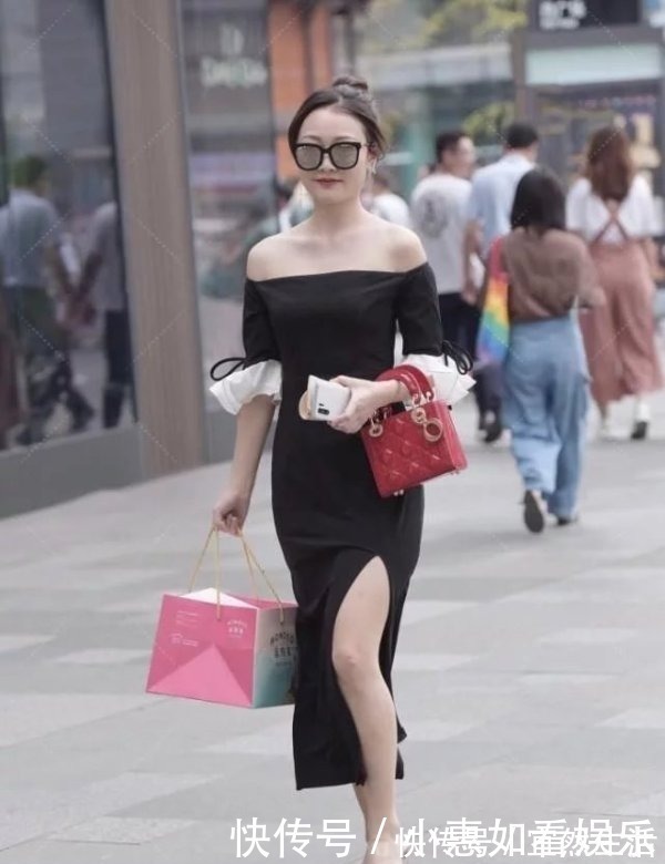 一字|黑色一字肩让造型美出优雅感,泡泡袖搭红色包包,穿出如画的美感