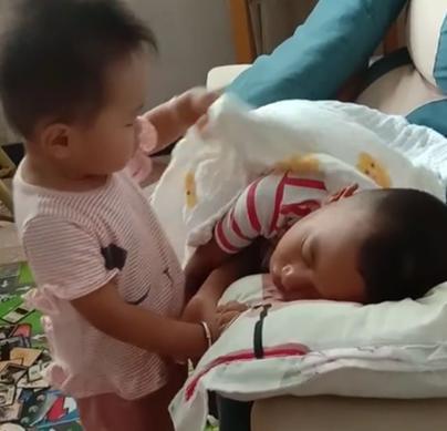 小棉袄|哥哥在睡觉,妹妹担心哥哥冷,不停地盖被子,差点把哥哥给热醒了