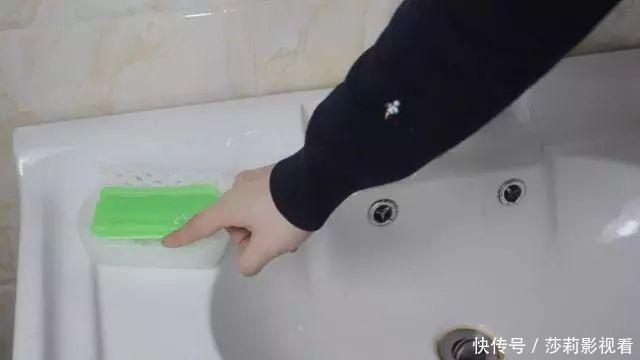 卫生间里放一个水果网套,一年能省下不少钱,很实用