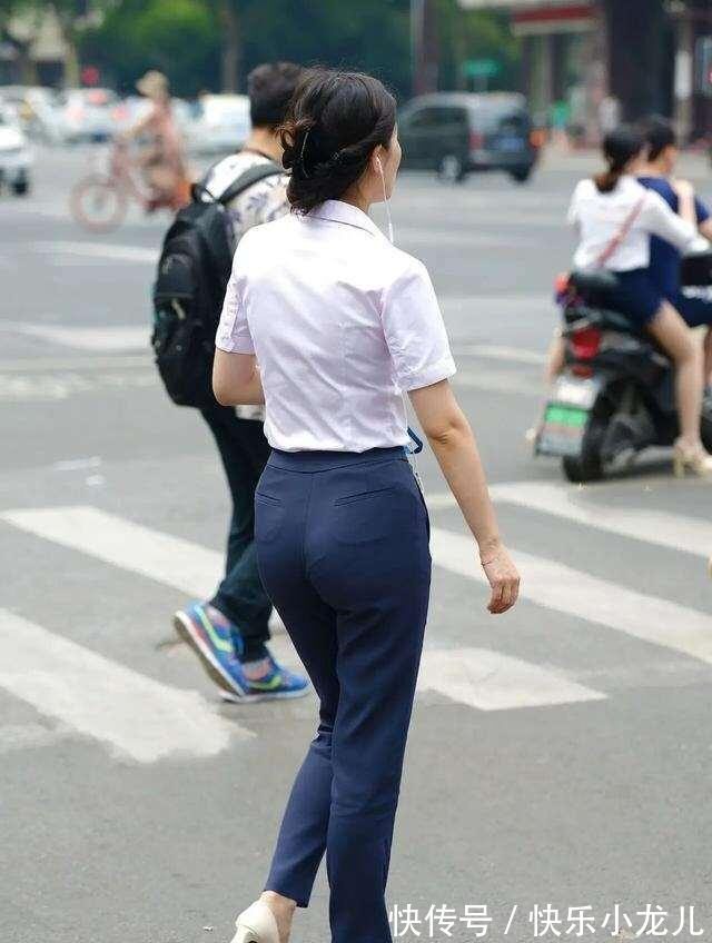 半裤 黑色系脖款吊带搭配白色高腰阔腿裤,修饰腿型,青春靓丽