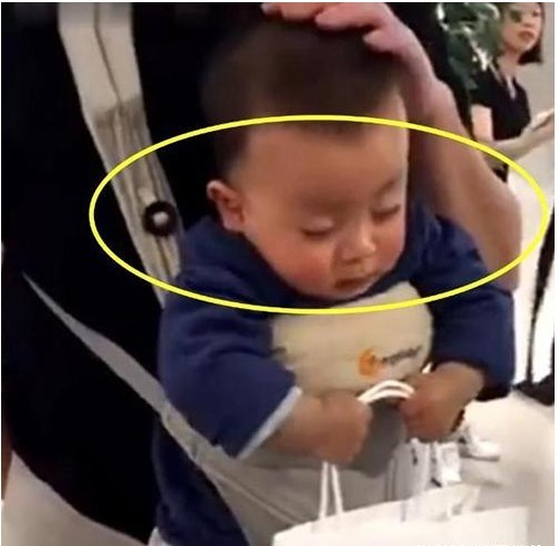 爸爸|“最有责任感宝宝”火了，帮妈妈提购物袋，再困也不忘手中的责任