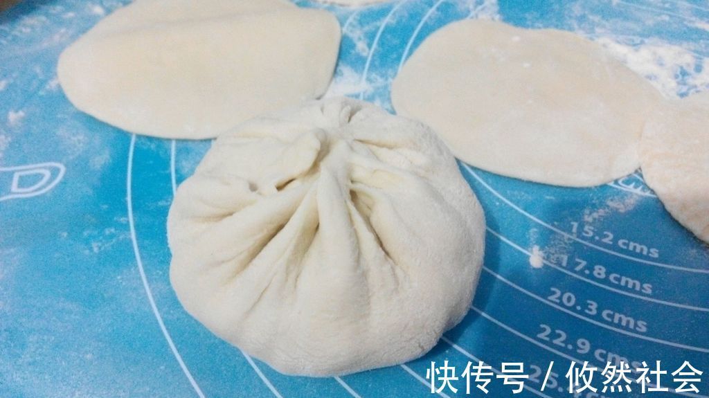 电饼铛|在家制作青椒火腿馅饼,味道鲜美,营养健康