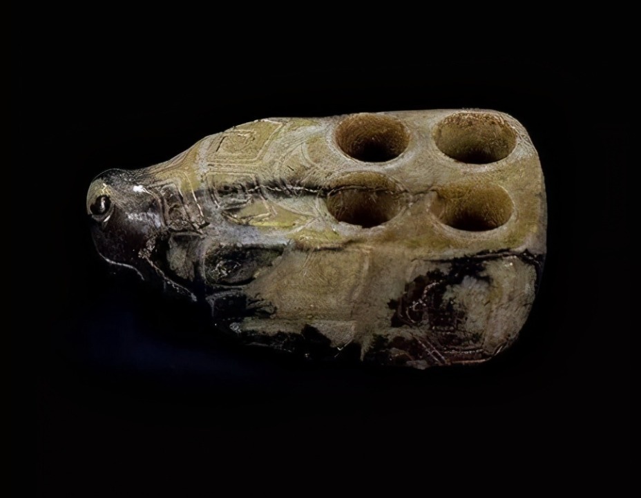 西周墓#北窑的西周墓发现玉牛,它身上有四个谜样孔洞,究竟是干什么用的