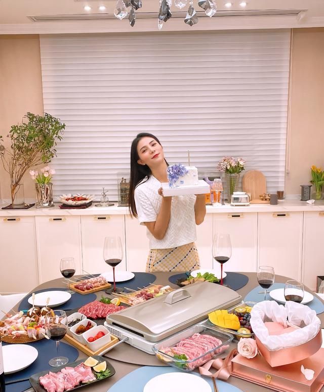 何姿|好幸福!跳水女神31岁生日,奥运冠军丈夫甜蜜亲吻:喝红酒吃烤肉