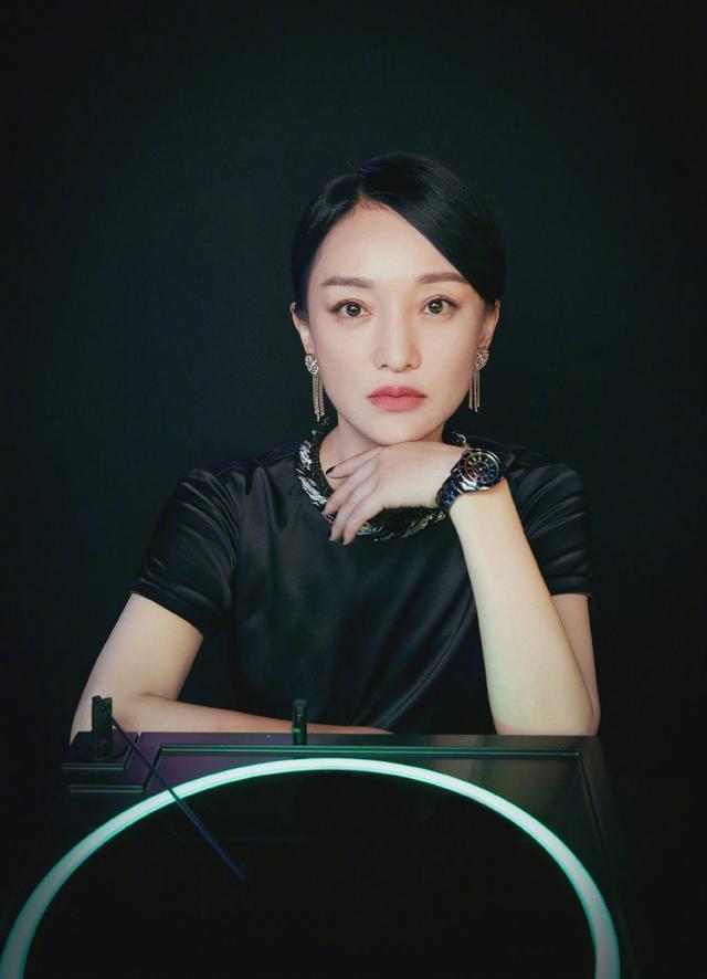 不老女神|周迅的身材让人自卑, 小黑裙也能穿出大姐大气场, “漫画腿”抢镜