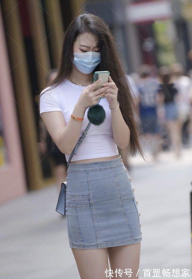 小姐姐 白色短袖搭配浅蓝色修身牛仔裙,青春靓丽,自信大方