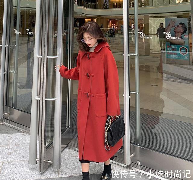 新年必备的红色大衣配什么下装? 今年流行这样搭配, 洋气时髦!