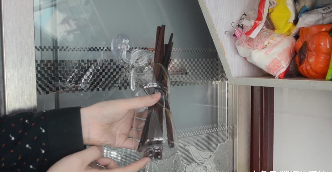 塑料瓶别再丢了, 剪几刀, 放在厨房有大用处, 家家户户都用得到