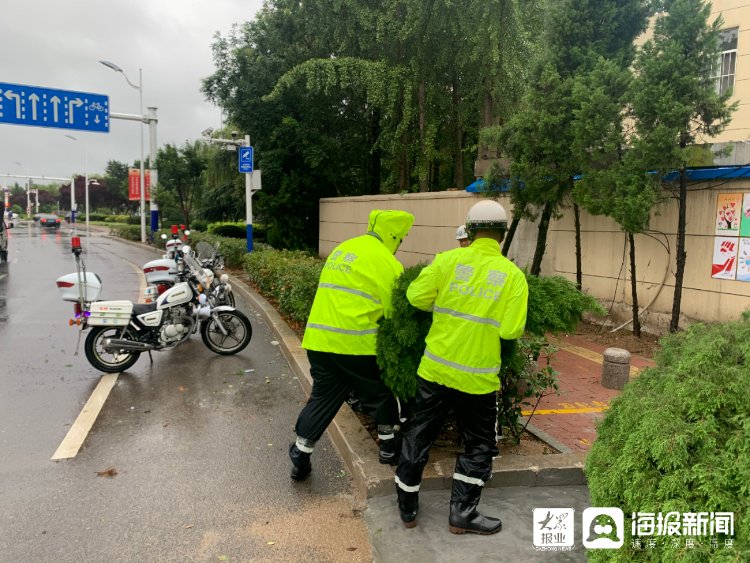 台东|全力以赴迎战台风“烟花” 青岛交警冒雨执勤保通畅