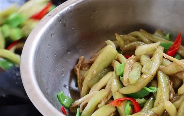 炒茄子怎么做好吃?教你一招,茄子不吸油,好吃又下饭,真香