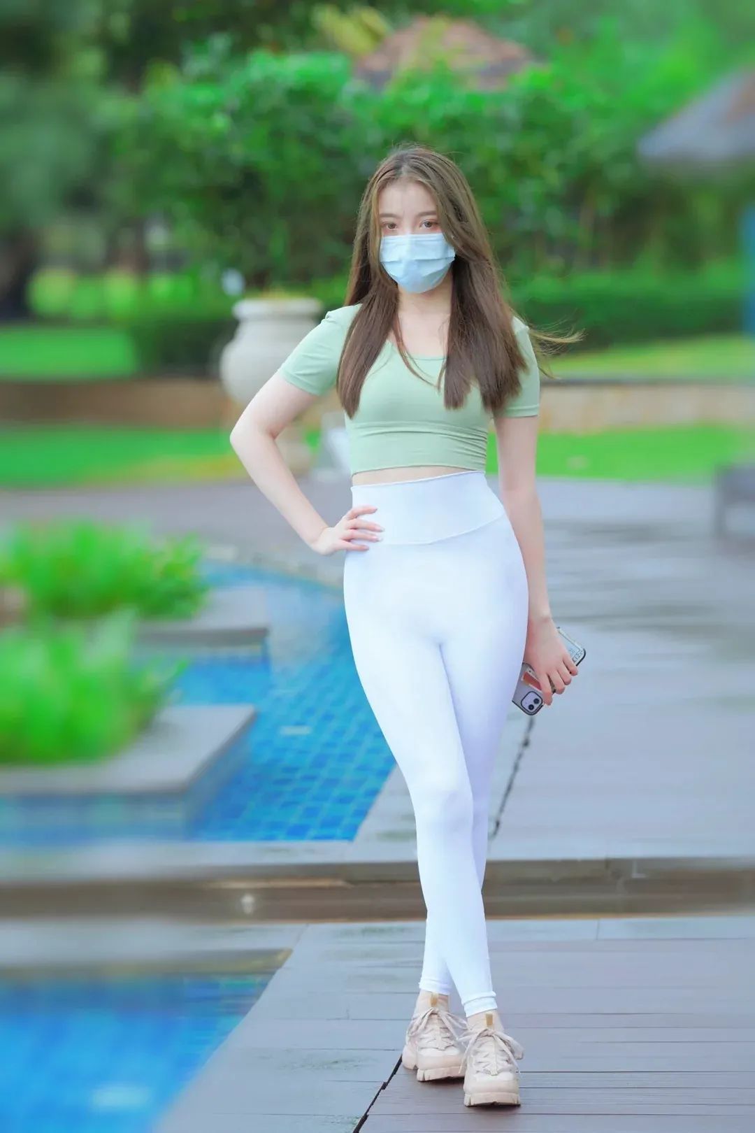 小姐姐 白色瑜伽裤搭配运动鞋,苗条身材完美展现