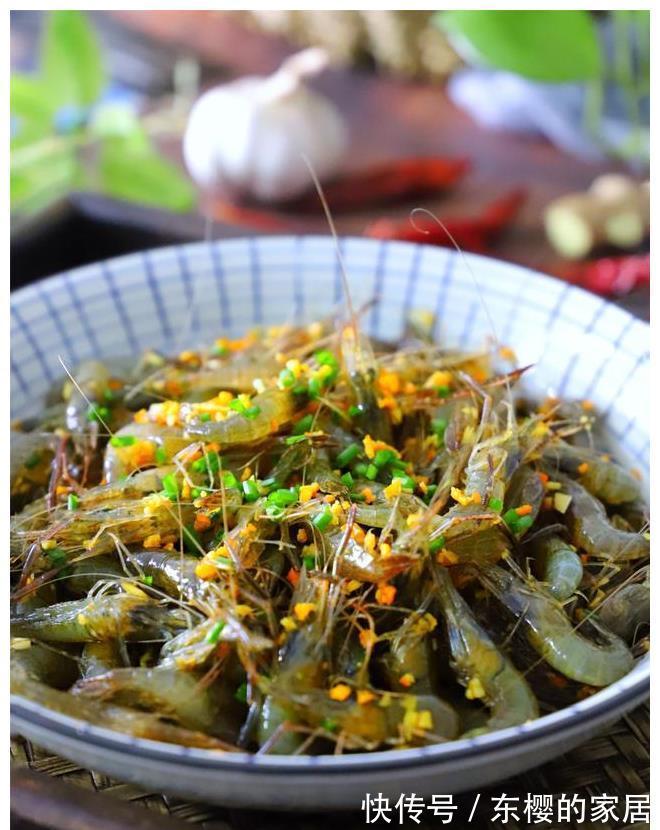 鱼虾|小河虾特色做法，不炒不煮，鲜美嫩滑，端上桌1斤虾嫌不够，真鲜