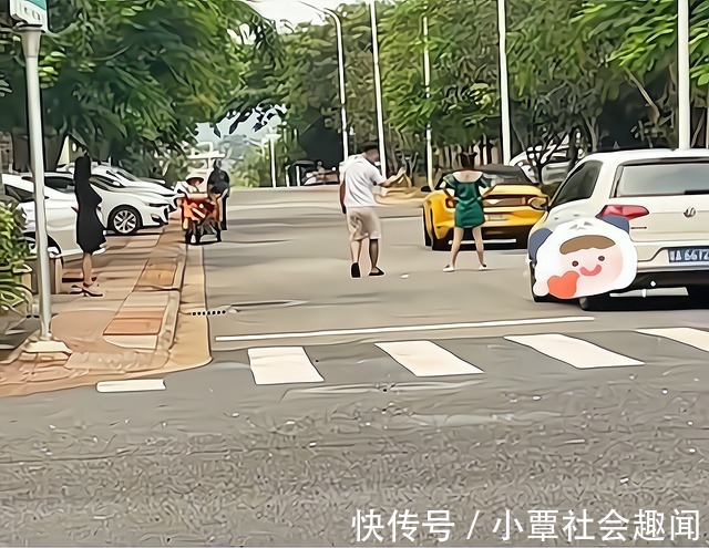 |一女子躺在路上拍段子,还张开双腿手叉腰撒娇,车到身后都不知道