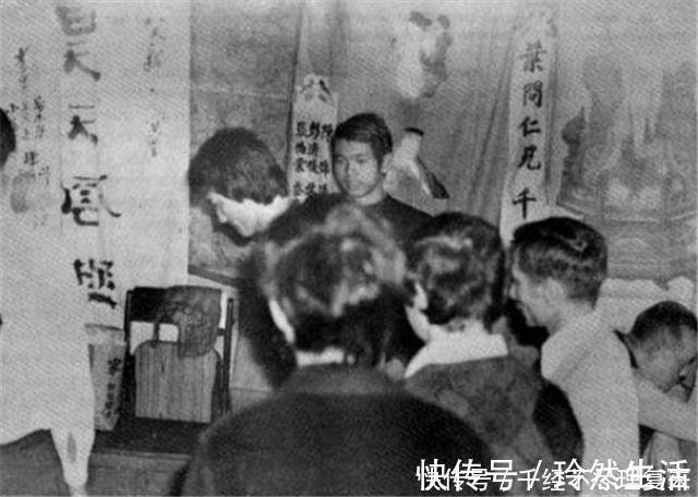 武术|叶问葬礼现场武术界大佬齐聚,李小龙哽咽,祭奠亡师跑步回住所