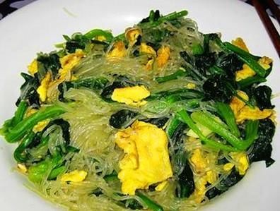 菠菜是一道美味的家常菜，维生素含量比较高，营养丰富，好吃美味