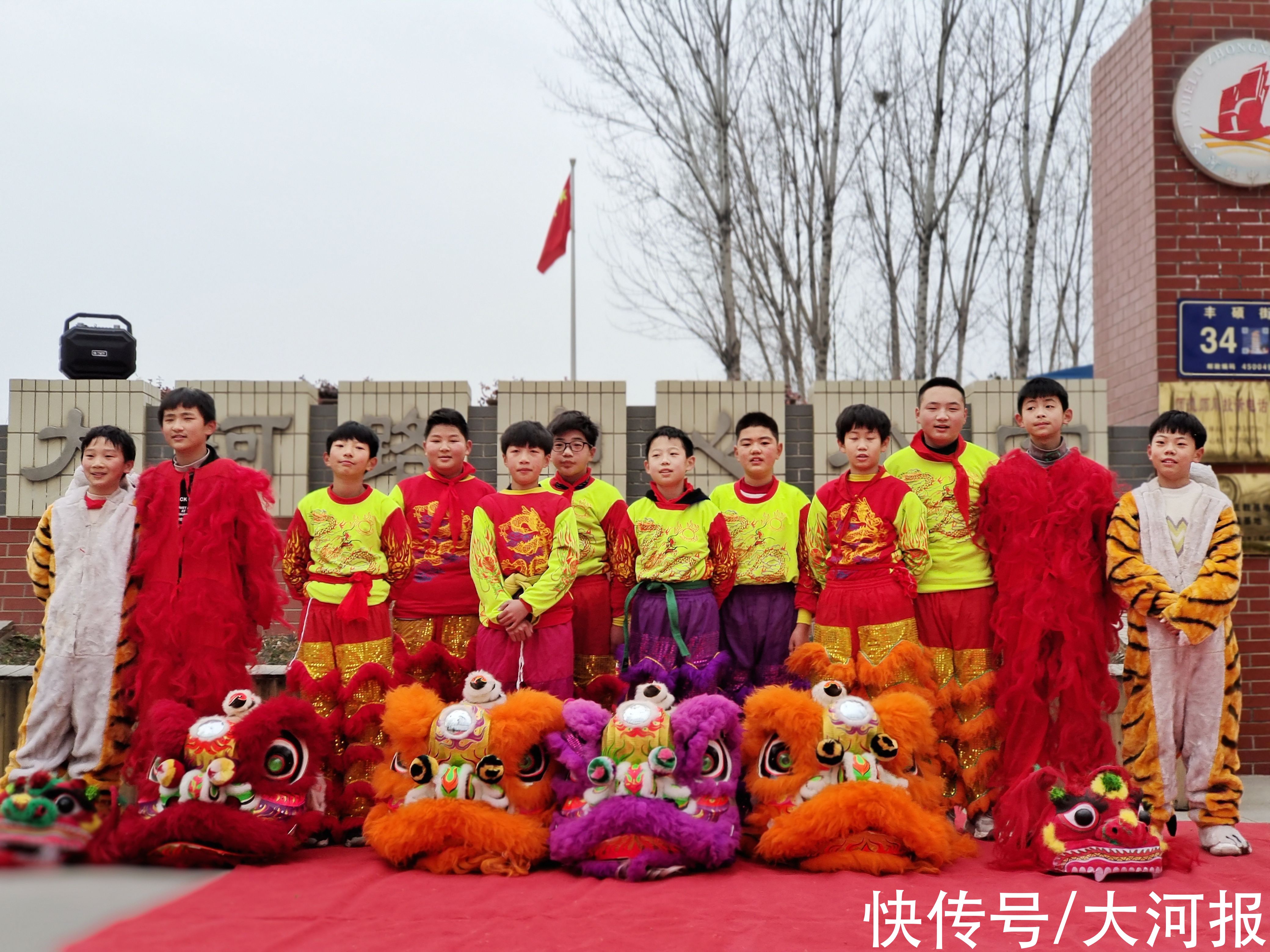 大河路！开学首日！郑州市大河路中心小学敲锣打鼓、舞狮迎接学生入学