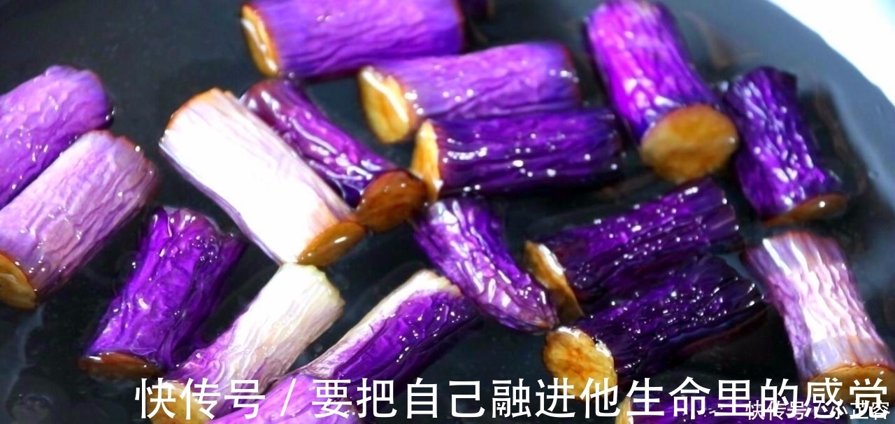 茄子|茄子别再炒着吃了,教你一种新做法,比大鱼大肉香,做三根不够吃