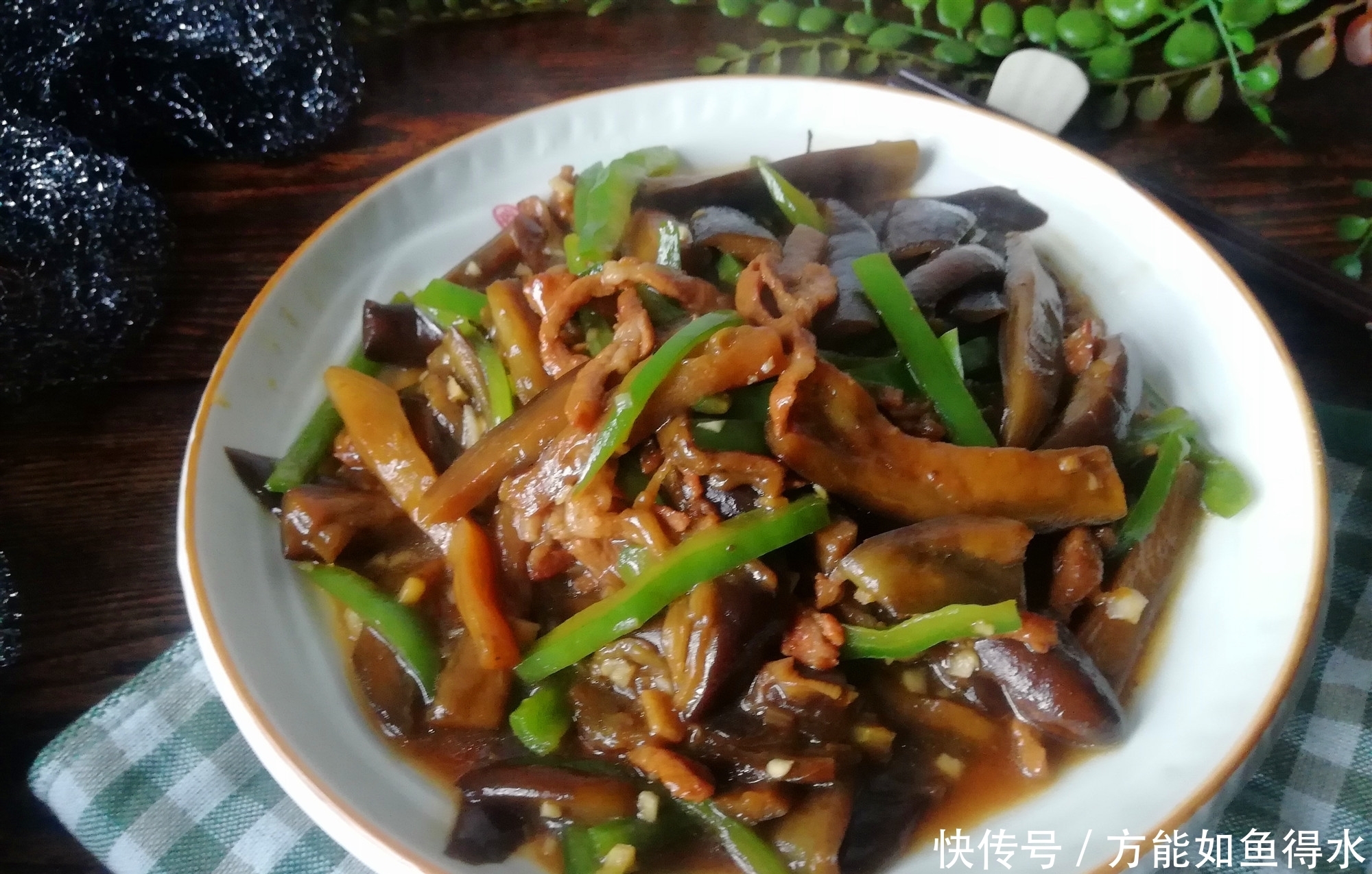 教你一个做茄子省油、少油的小技巧,简单实用,味道又香又下饭