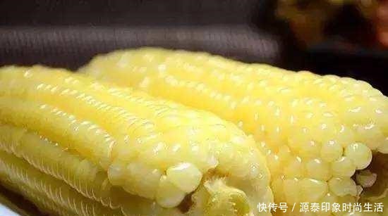 煮玉米时别再只会放盐了,加点它,煮好的玉米才会更美味,更香甜!