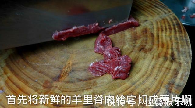 葱爆羊肉在家怎么做羊肉鲜嫩甘香、大葱脆嫩!大厨教你正确做法