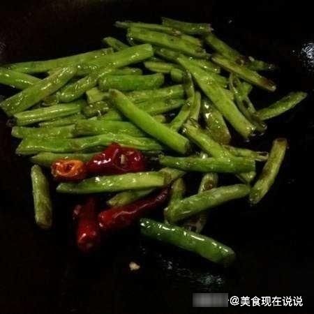 饭店大厨：炒四季豆时，多加这一步，煸出“虎皮”，焦香入味！