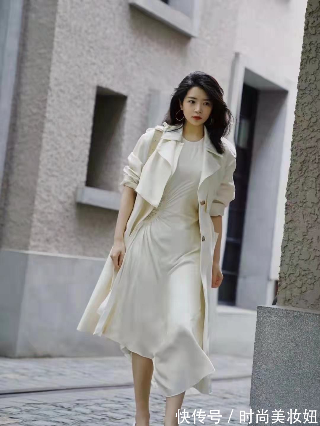 长筒裤|女人无论什么年龄，都适合的“纯色系”法则，干净高级还减龄