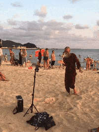 |搞笑GIF:小哥厉害了啊,你这是在给别人理发呢,还是在做饭呢