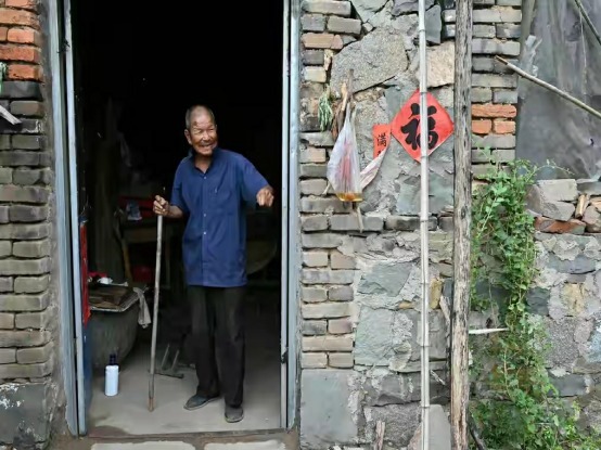 儿孙们|101岁农村爷爷,1天喝半斤白酒,生活方式奇特,逢人便讲长寿经验