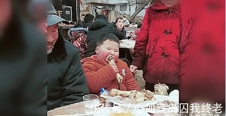 喜宴|旁若无人版,男孩喜宴上肘子不够吃,奶奶爱孙心切从邻桌又拿一盘