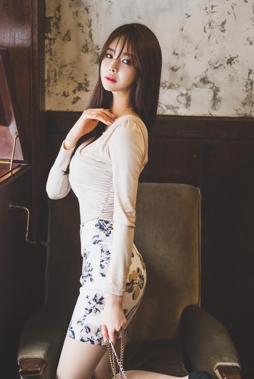  舒服|美女穿搭：小姐姐爱穿甜美可人的紧身裙，看着很舒服