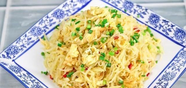 土豆丝里打2鸡蛋,没想到这么好吃,我家隔天就想吃,出锅被抢光