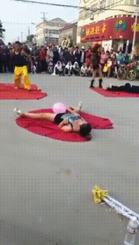 |搞笑GIF段子:不是说女追男隔层纸吗?这也太好追了吧,哈哈哈哈