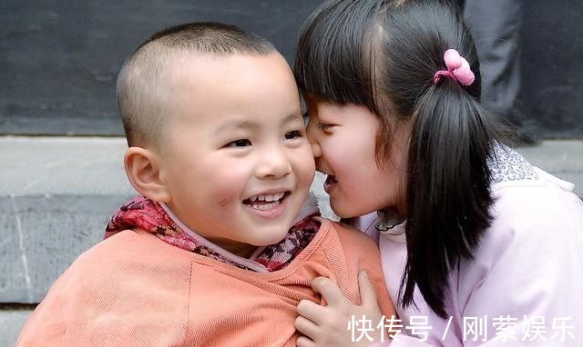 姐姐|弟弟“伺候”刚洗完澡的姐姐火了,网友:让姐姐收拾得明明白白的