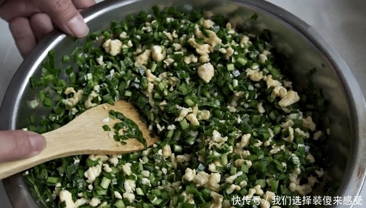 韭菜饺子好吃有窍门,教你正确做法,韭菜翠绿不出水,味道真鲜美